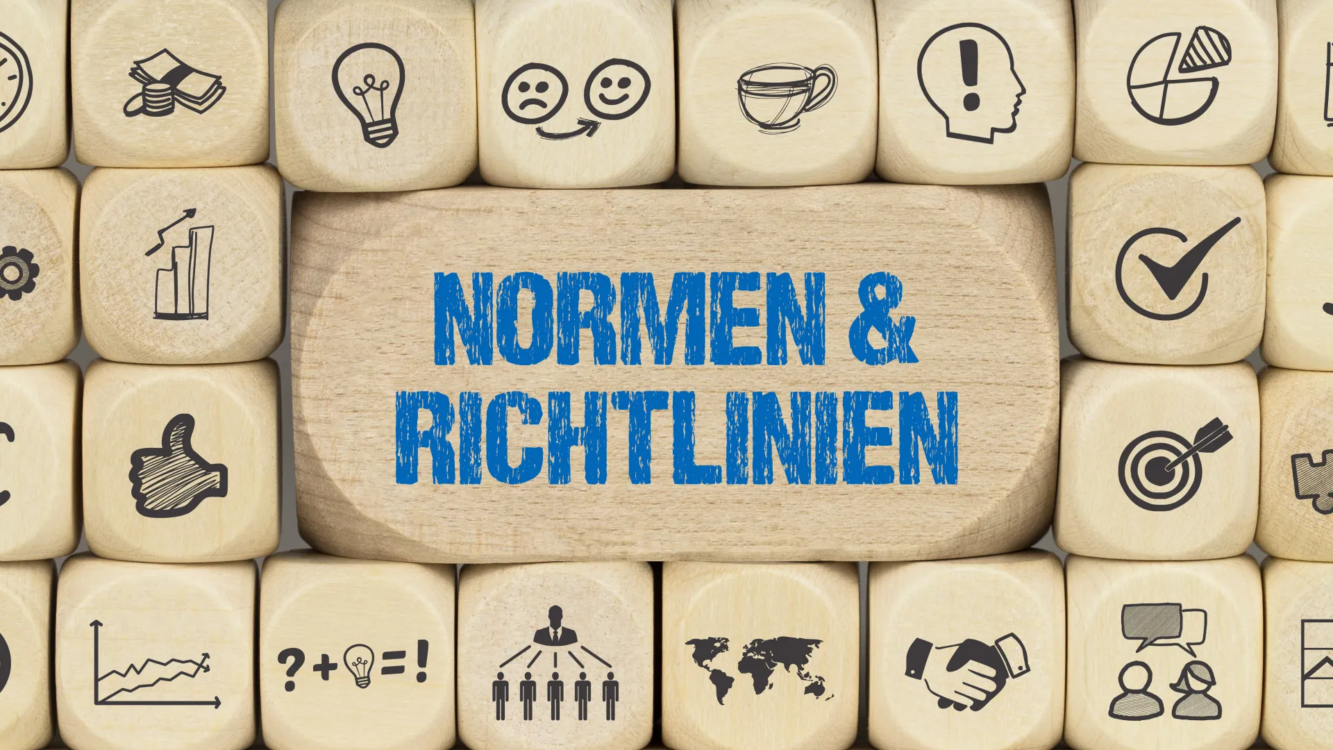 Mehrere Würfel übereinander, mit der Aufschrift: Normen und Richtlinien 